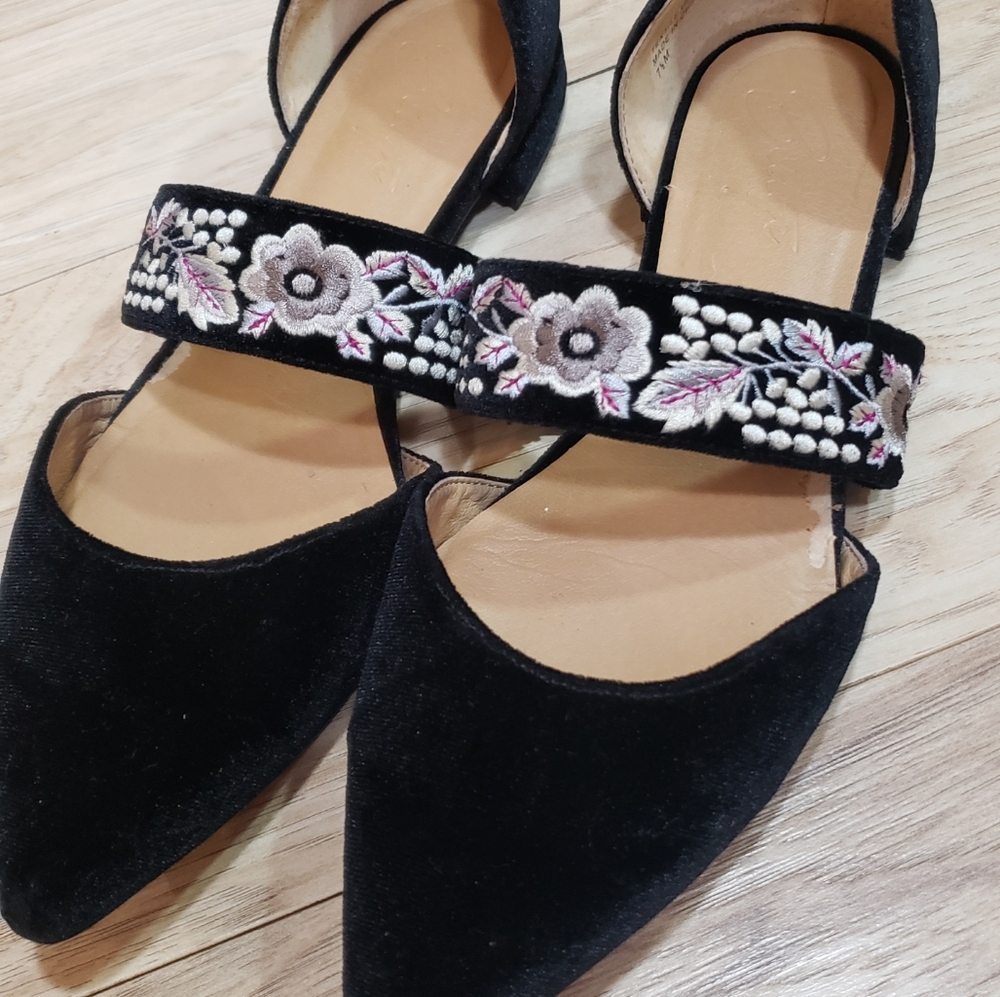 Bettye Muller Jamisen Black Velvet W/flowers Flats,maryjane,career, - Picture 2 of 4